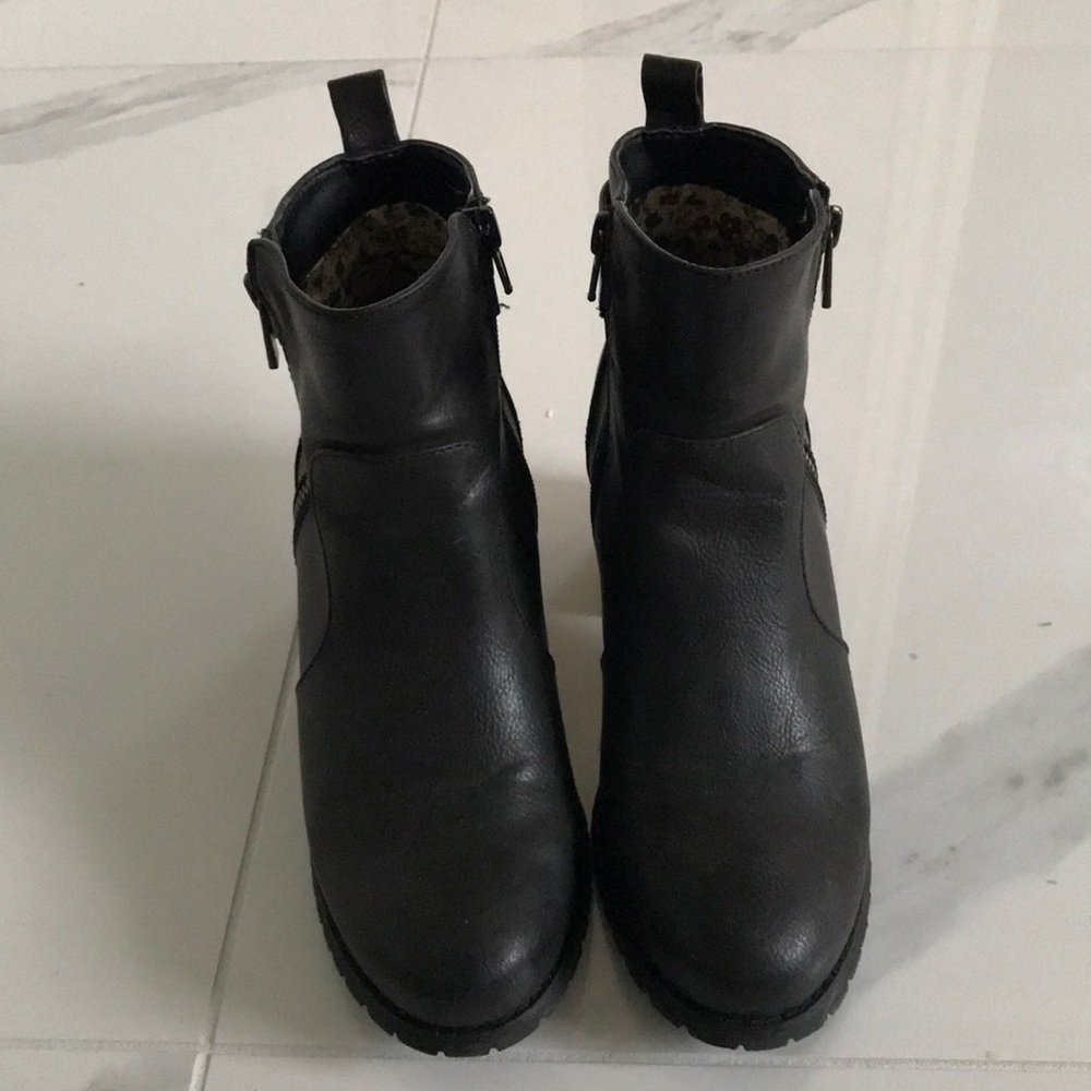 Mid heel leather booties
